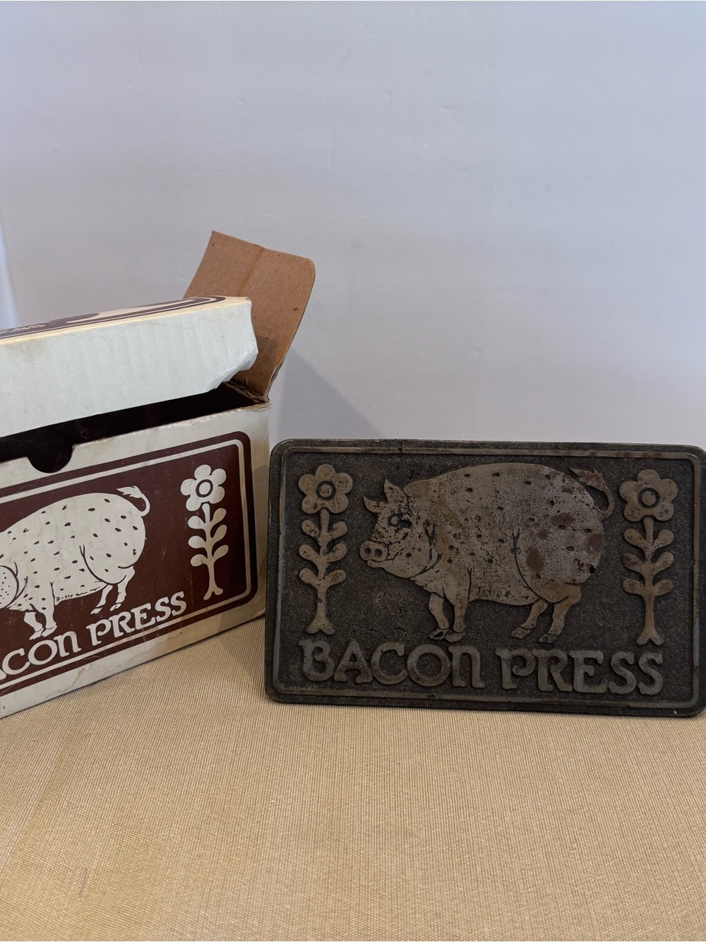 Vintage 1978 Taylor & Ng Cast Iron Bacon Press Wood Handle Pig  W/ Box